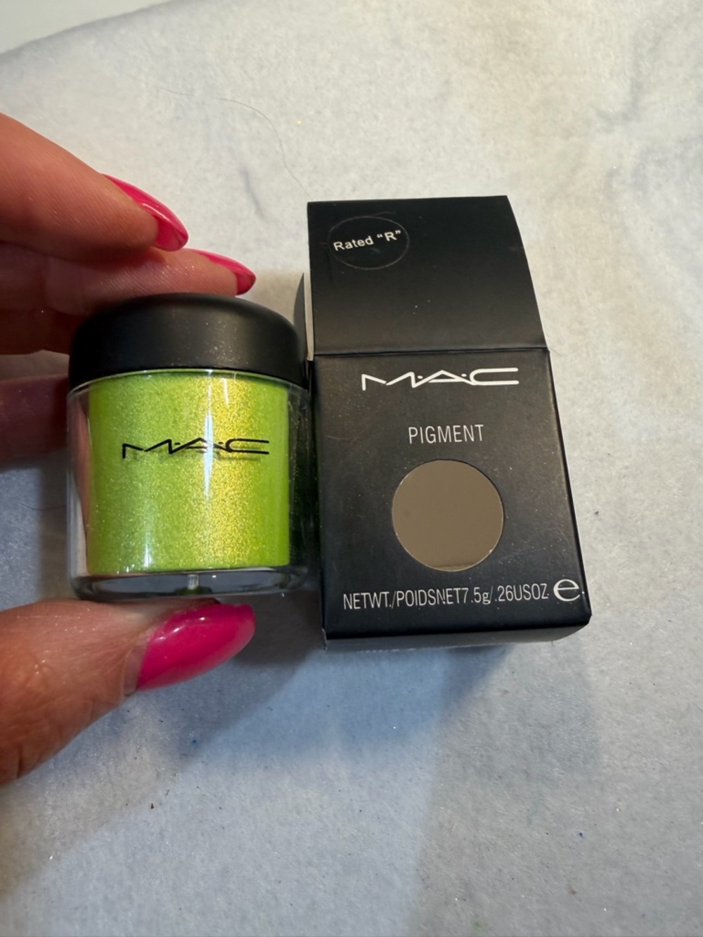 MAC Cosmetics Loose Pigment in Rated R- NEW